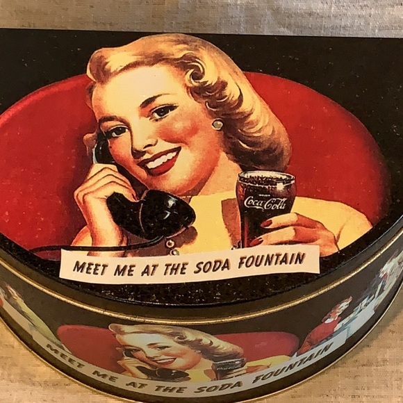 Vintage Coca-Cola ‘meet me at the soda fountain’ half moon tin - Picture 2 of 5